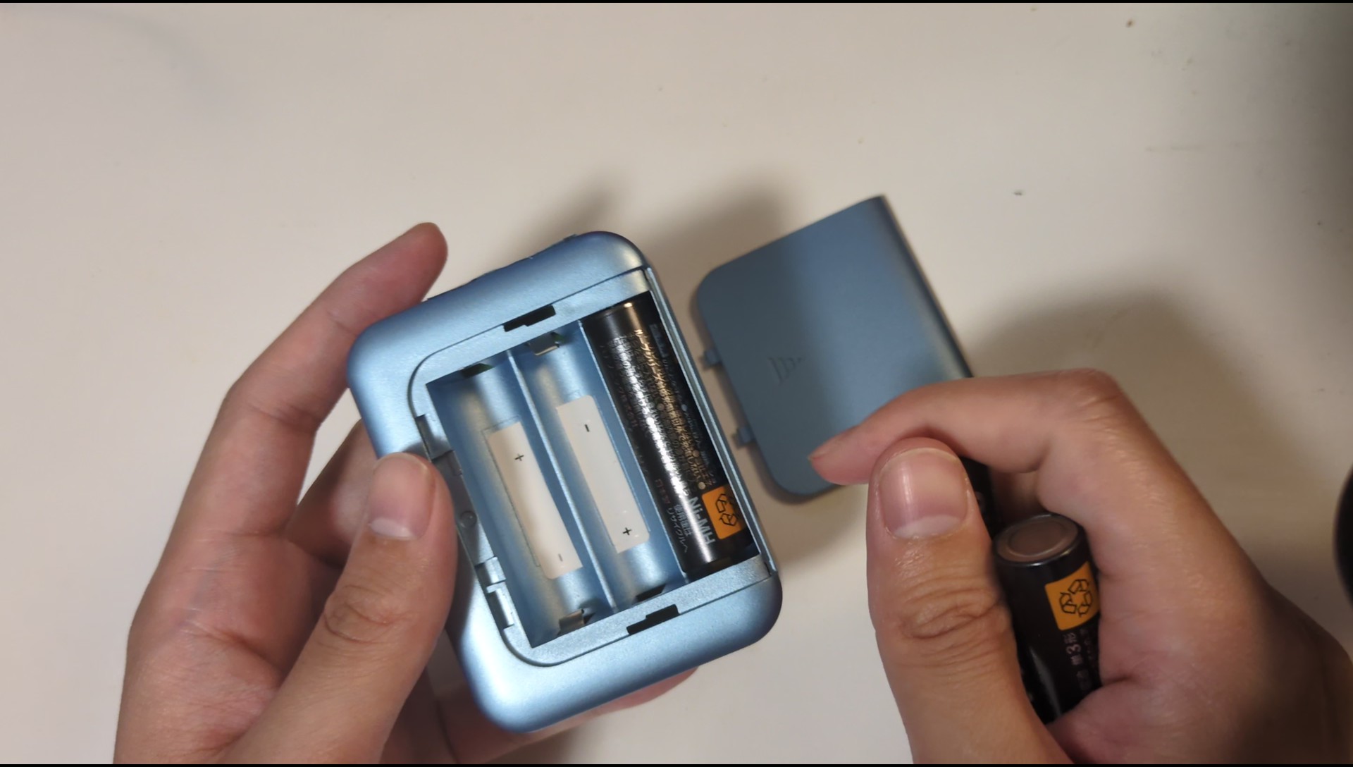 裏面のスライドカバーを外し乾電池を入れるの手順イメージ 1