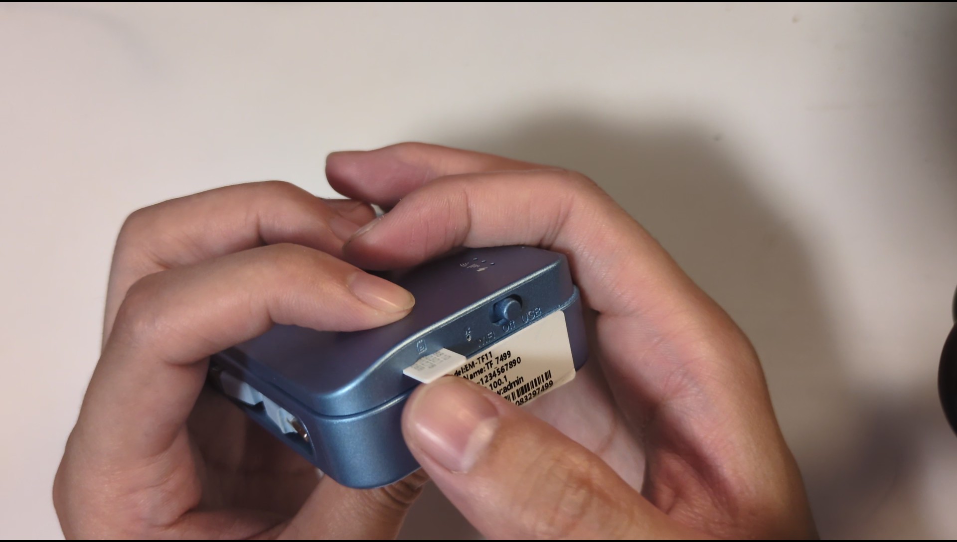 SIMカードを差し込み、スイッチをWi-Fiへ動かすの手順イメージ 1