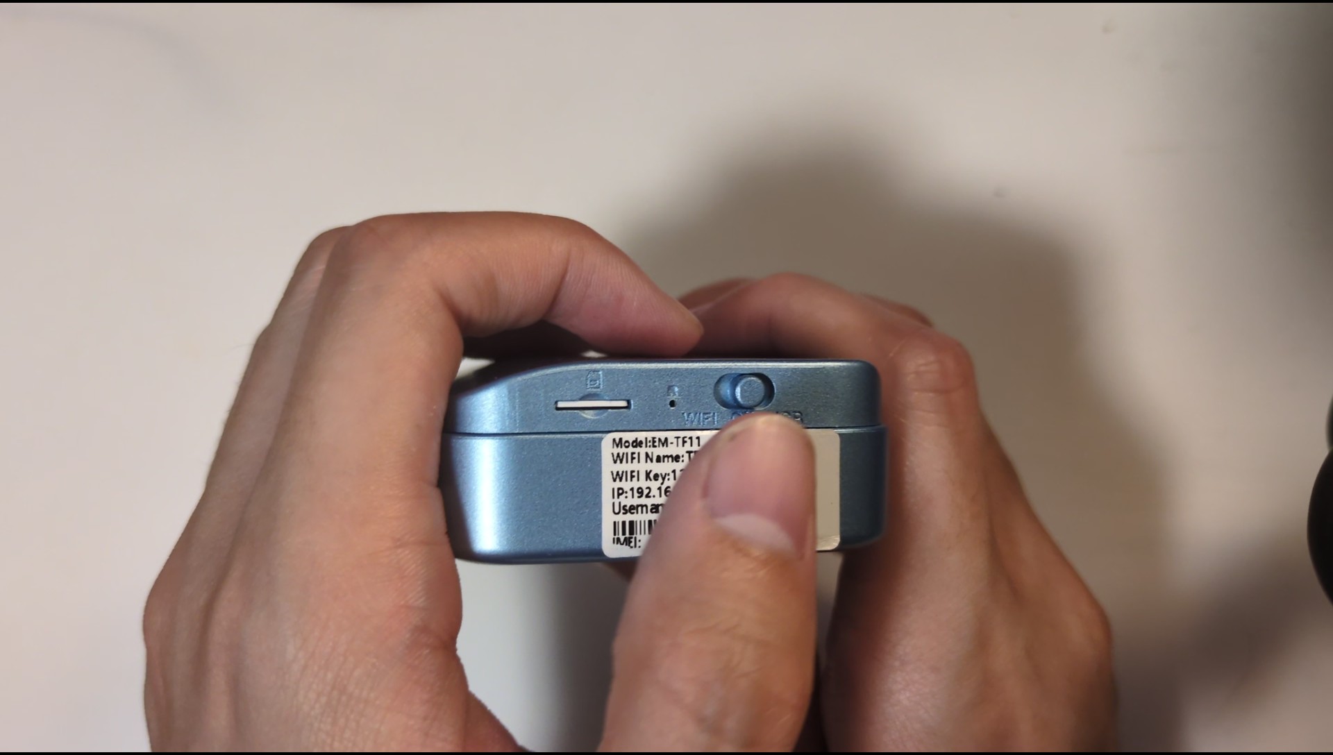 SIMカードを差し込み、スイッチをWi-Fiへ動かすの手順イメージ 2